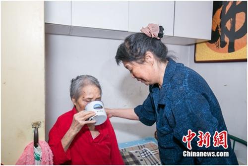 古稀老人悉心照顾百岁母亲 不用手洗破壁机解决喂饭难题
